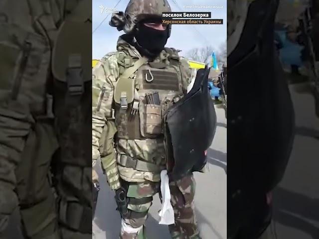 Российские военные разгоняют протестующих #shorts