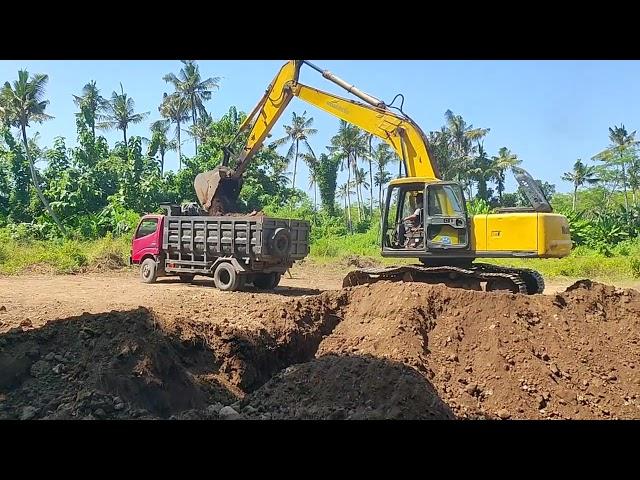 The Komatsu excavator with its tough bucket successfully moved rocks and lifted soil.