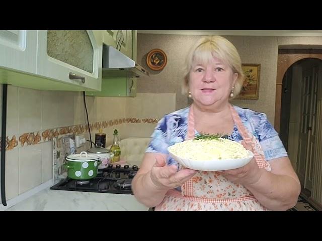 Вкусный нежный салат из курицы и ананасами.