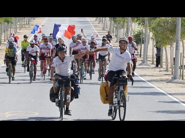 A vélo, de Paris à Doha : le pari fou de deux Français venus assister au Mondial au Qatar