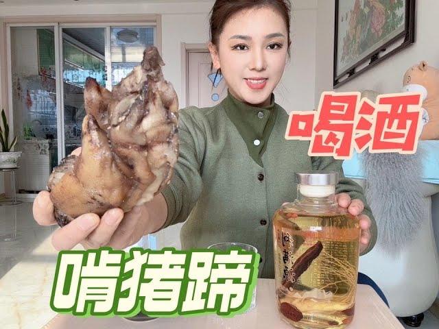 看回农村的女人是如何快乐的？烧鹅猪蹄下酒，大口吃肉喝酒美翻了