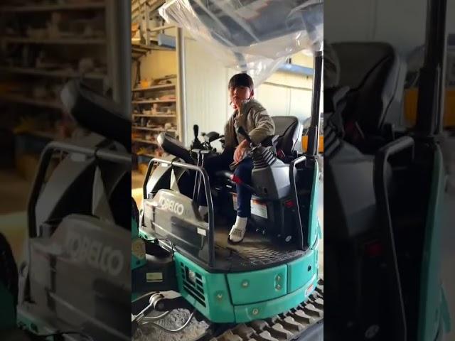 아빠 보면 안되는데...? kid excavator driver #shorts