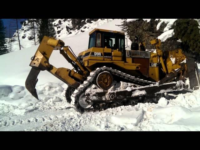 Гусеничный бульдозер CAT D9R в работе