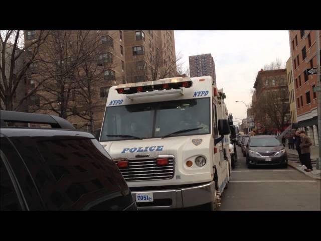 VERY RARE NYPD MOBILE COMMAND CENTER PATROL BOROUGH MANHATTAN NORTH AND BARRICADES UNIT RESPONDING.