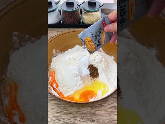 家里有面粉的可以做这个葱花油饼，蓬松暄软，口感筋道 葱香味十足#葱油饼 #炸油饼 #家常美食