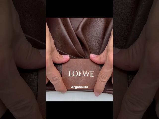 로에베(@loewe )가 공개한 드레이프 가죽점퍼 완성 과정. #패션 #가죽 #자켓 #로에베