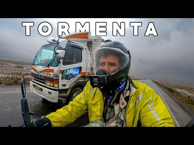 Me AGARRA TORMENTA en las ALTURAS del PERÚ | PUNO-AREQUIPA |Vuelta al mundo en moto|cap #88