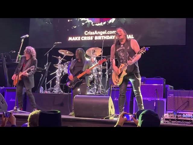 Paul Stanley, Zach Throne, Brent Woods, Brent Fitz, Robby Crane hustle “Whole Lotta Love”