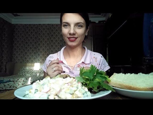 Мукбанг крабовый салатик с жареной картошечкой!