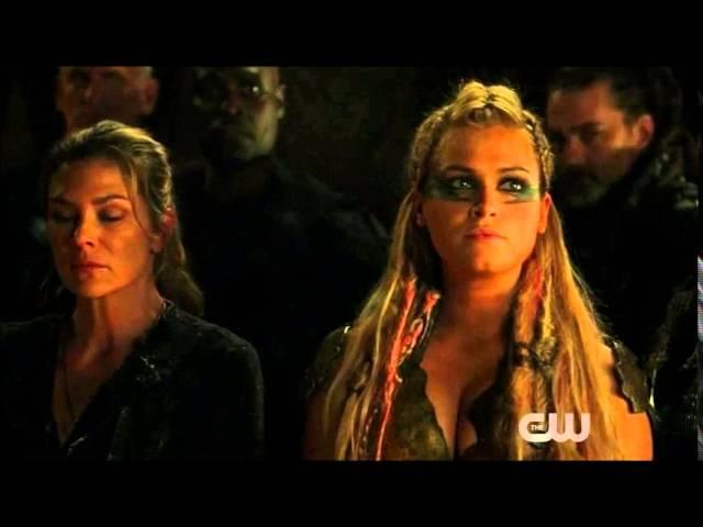 Clarke and Lexa 3x03 scene 3