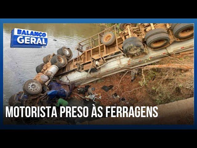 Motorista fica preso às ferragens por 8 horas em Araxá após caminhão cair em ribanceira