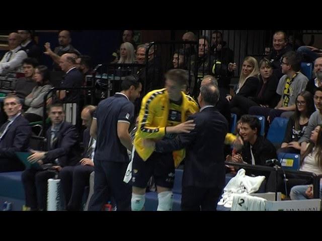 What an accident: Bartosz Bednorz accidentally trips Modena Volley's doctor!