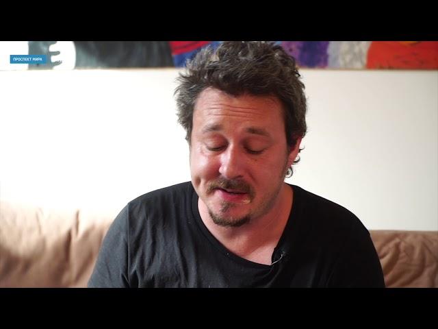 Прокушев ест (шаурму)