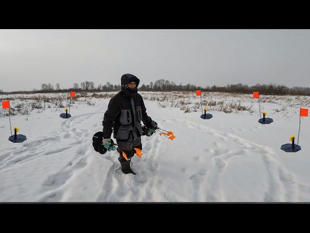 Расставил жерлицы в камышах! И сам не поверил результату! Рыбалка с ночевкой зимой.