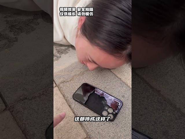 The phone can still be used when it is broken in half