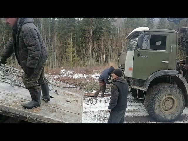 камаз забуксовал на бездорожье