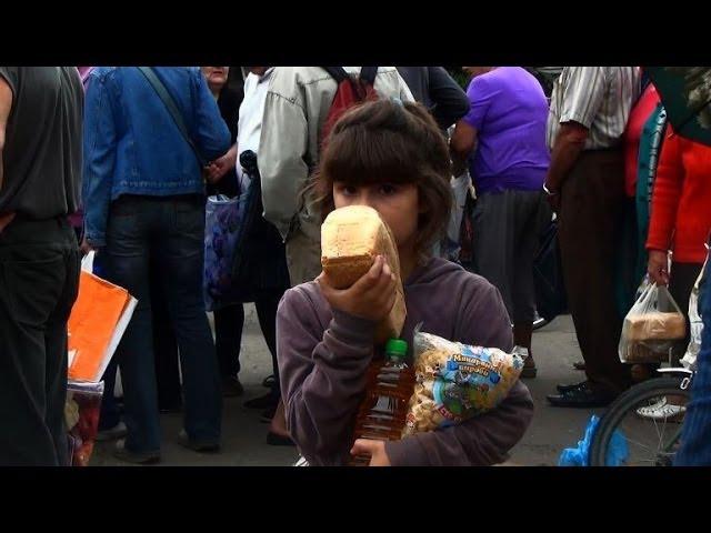 Ukraine forces distribute food aid in flashpoint Slavyansk