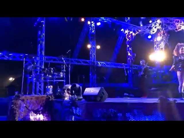 Banda tocando Katy Perry no Six Flags 2014 (Voodoo Nigths)