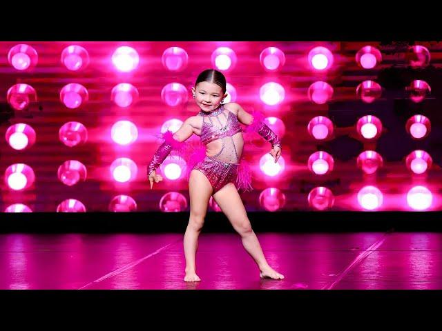 Lily Knopps "Cover Girl" Showstoppers 2023