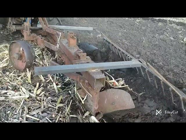 Сезон починається. Оранка по кукурудзі. Гребінка на плуг. Не Lemken, але плуг відпрацював непогано.
