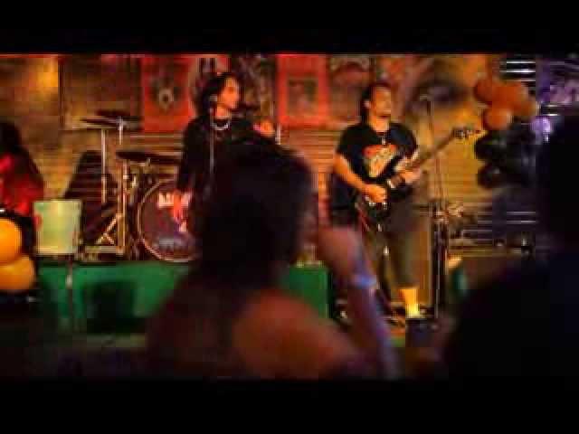 Hot Tuna Bar in Pattaya   Rock covers