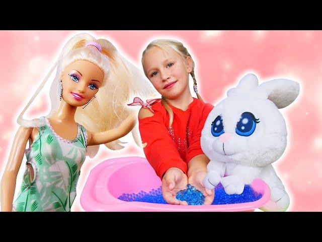 Видео про куклы Барби и игрушки для девочек. Тайная жизнь игрушек. Барби купается в ванной!