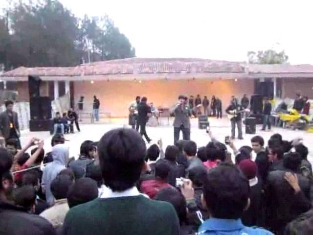 Dj mMani performing live Gulabi Ankhein at Jaago Family Musical Lunch