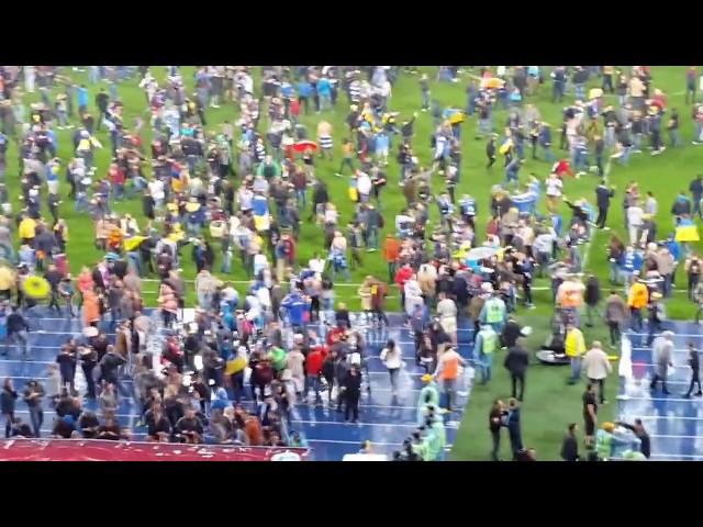 Тысячи фанов выбегают на поле после матча "Днепр" - "Наполи"/DNIPRO-NAPOLI. Fans invasion
