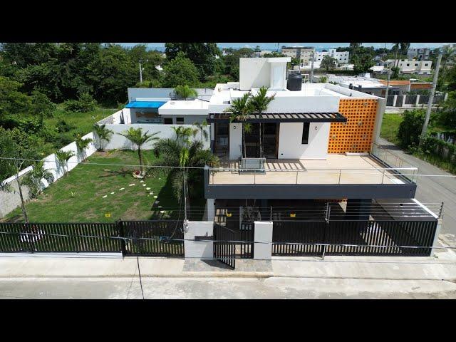 UNA CASA SÚPER GRANDE EN LA CIUDAD DE LA VEGA, REPÚBLICA DOMINICANA.