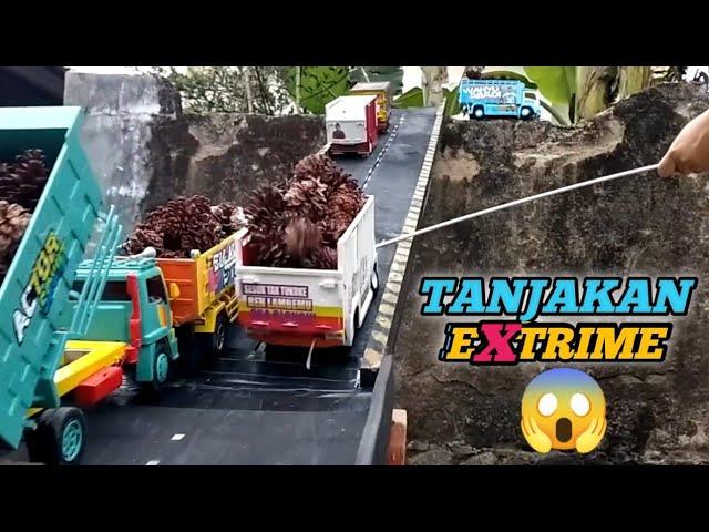 Konvoi truk - truk mboiss muat SAWIT || Versi miniatur truk plastik ||