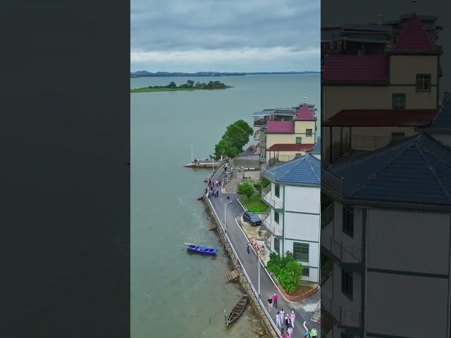这里被誉为江西版的“洱海小镇”，每一帧都如同《千与千寻》的实景再现。你是否愿意携手佳人来此共赴一场惊艳一生的约会。 #旅行推荐官   #江西   #治愈系风景