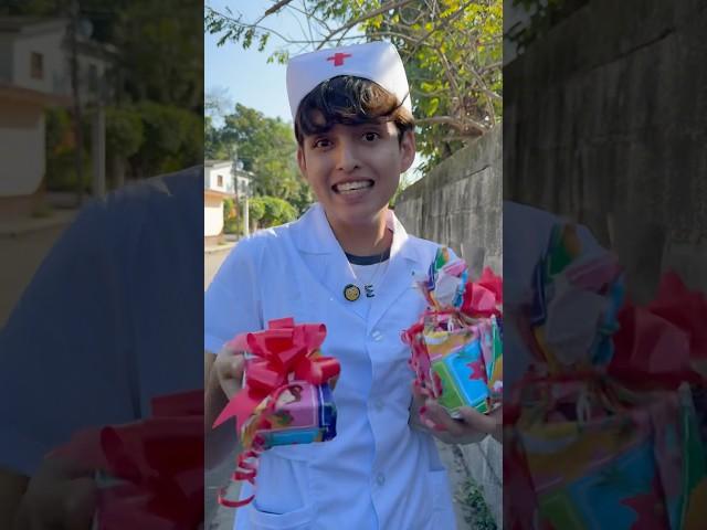 LA ENFERMERA NOS DIOS REGALOS DE NAVIDAD 