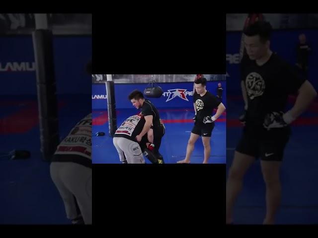 헨리 세후도가 정찬성선수한테 전수한 레슬링 태클 방어! #shorts