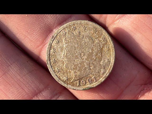 Finding over 100 year-old ￼ targets beach metal detecting