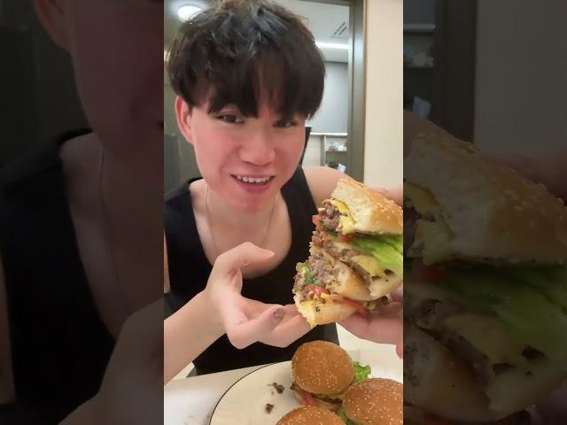 请把这个视频推给爱吃芝士牛肉汉堡的你们#美食vlog #我的厨房日记 #牛肉汉堡#抖音美好食光#一口吃掉这里的春天