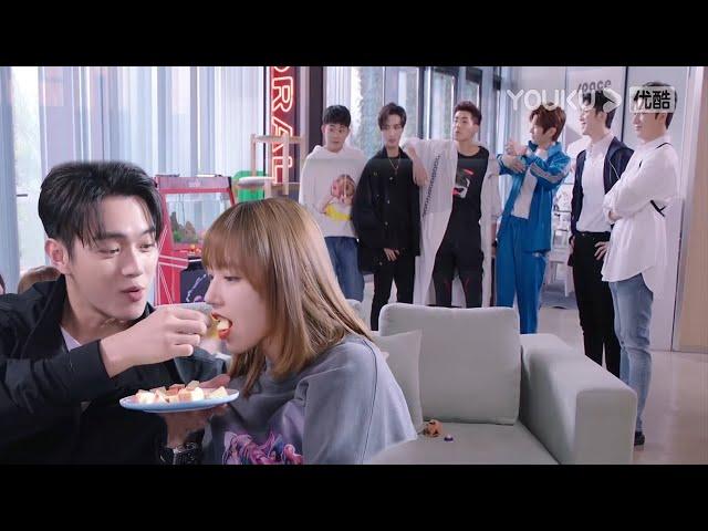 CEO becomes considerate boyfriend and feeds to Cinderella,teammates are shocked