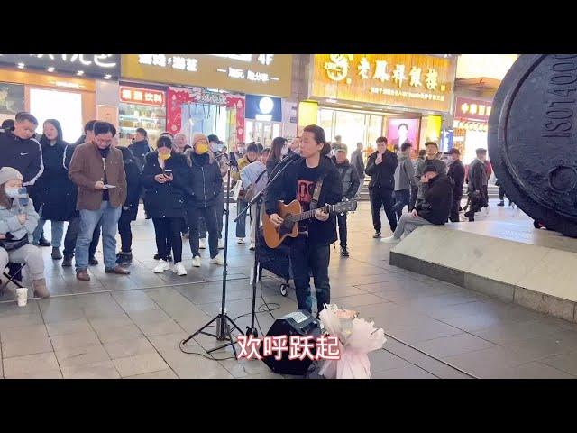 长沙街头歌手弹唱张国荣歌曲，一首《当年情》彻底征服了广东姐姐