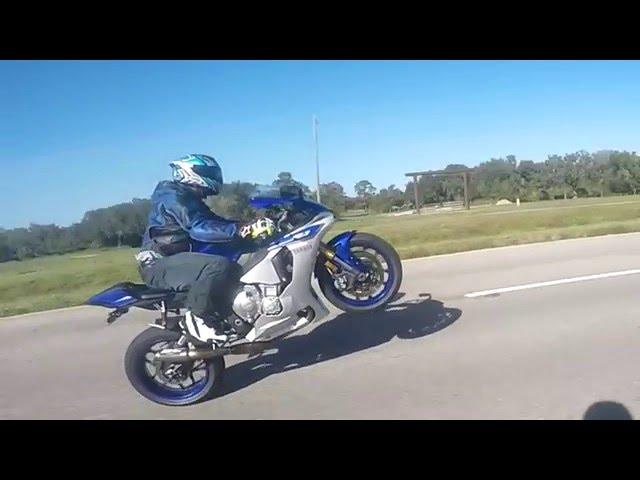 2015 YAMAHA YZF-R1 Wheelie