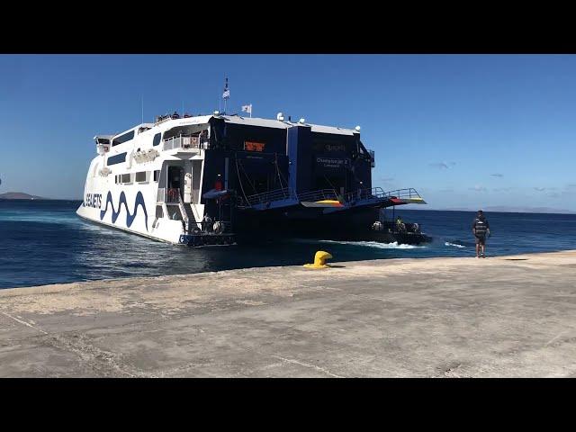 Mykonos: arrival of SeaJet from Santorini