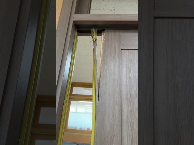 천장을 고치니까, 문이 말썽이네