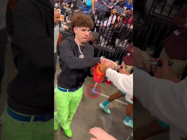 LaMelo Ball spotted his kicks & he understood the assignment  #lamelo #autograph #shorts