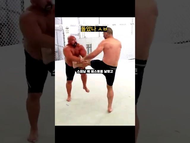 스파링 중 극대노한 션 스트릭랜드