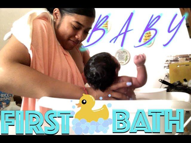 NEWBORN BABY'S FIRST BATH | SHE HATE IT | CATALINAMJA