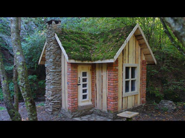 Bushcraft Lodge. House in the woods for Survival