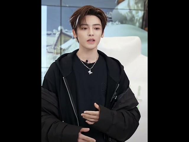 241122 #HouMinghao sings 'Little Poem', #FangsofFortune ost on MEDM livestream #NeoHou #侯明昊 #大梦归离