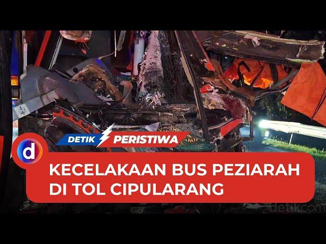 Momen Evakuasi Korban Kecelakaan Maut Bus Peziarah di Tol Cipularang