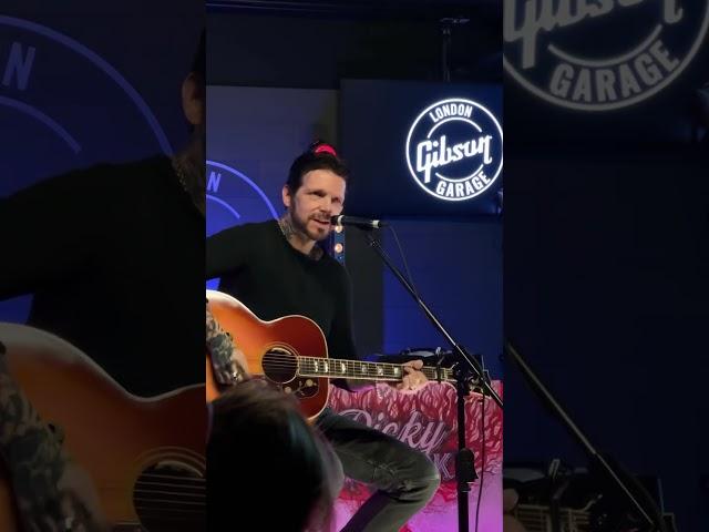 ‘All I Want for Christmas… is Christmas!’ Live from the @gibsonguitar Garage London