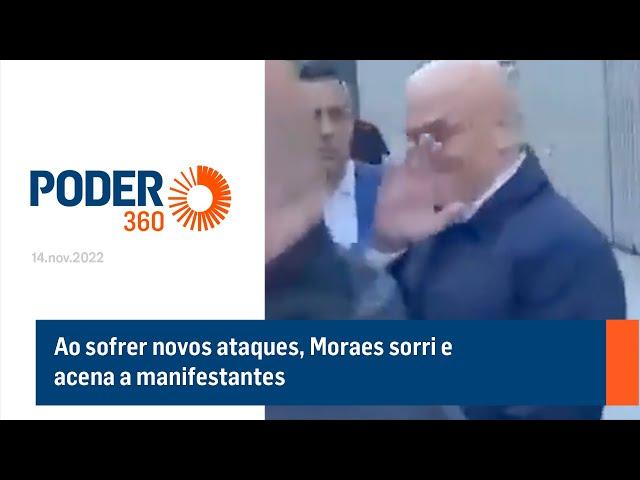 Ao sofrer novos ataques, Moraes sorri e acena a manifestantes