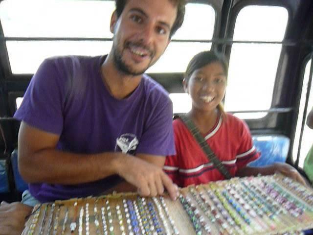 Aprendiendo a vender collares en Kuta Lombok