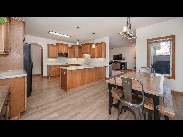 318 Live Oak Lane, Bismarck, ND 58504